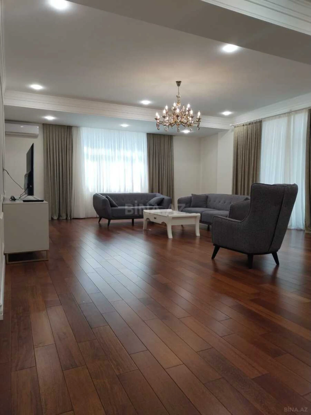 Satılır 5 otaqlı mənzil 230 m²