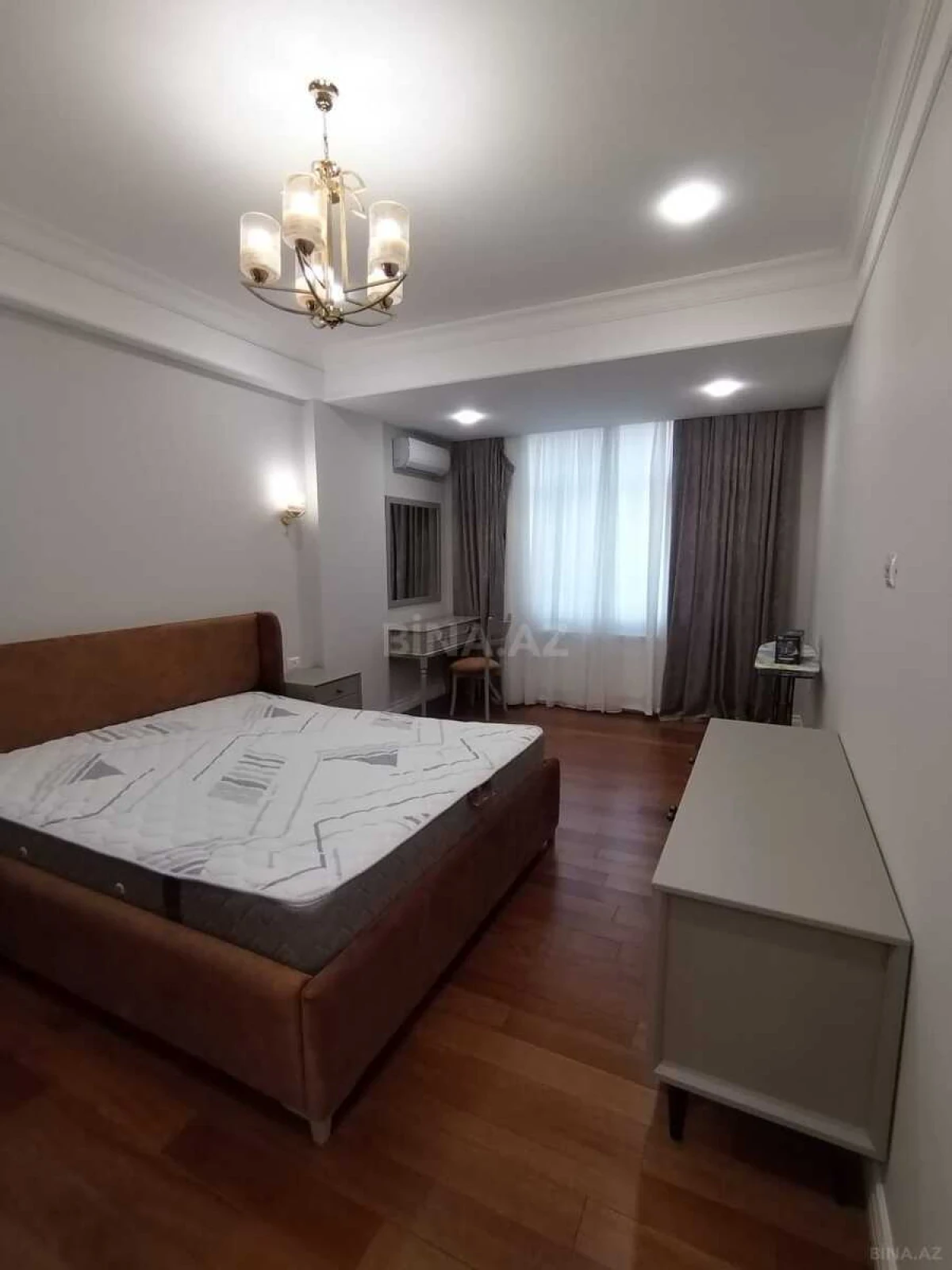 Satılır 5 otaqlı mənzil 230 m²