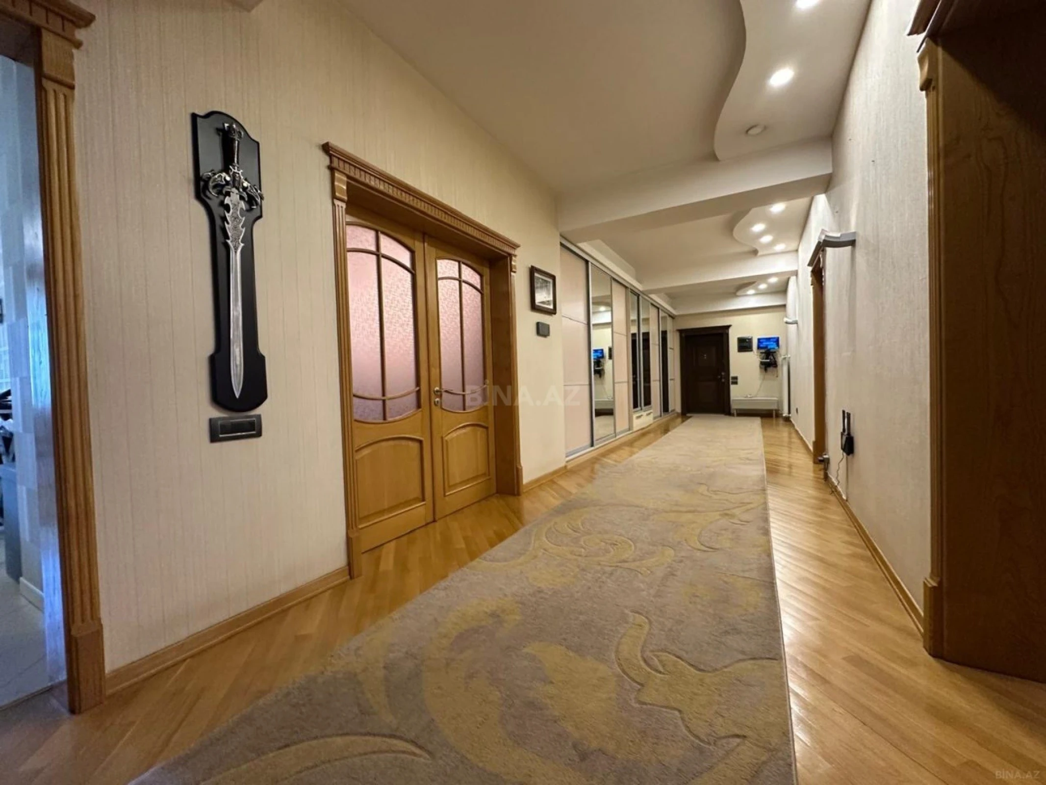 Satılır 4 otaqlı mənzil 240 m²