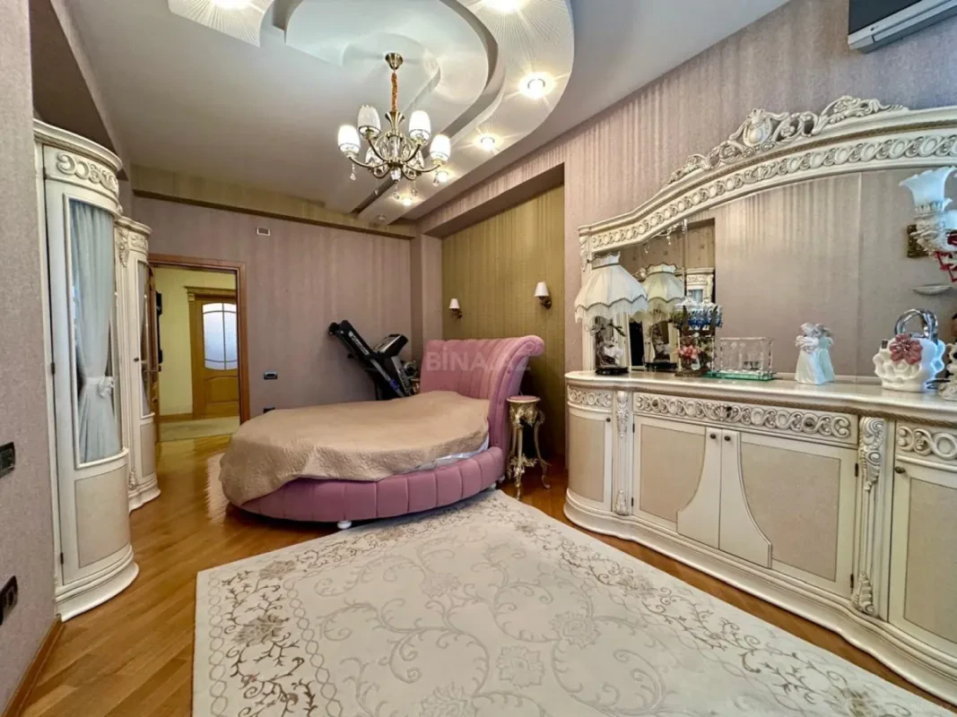 Satılır 4 otaqlı mənzil 240 m²