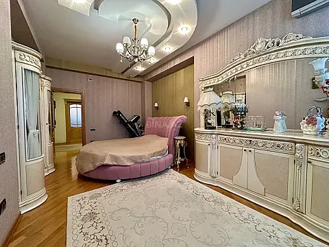 Satılır 4 otaqlı mənzil 240 m²