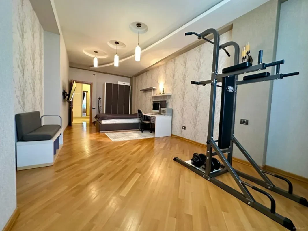Satılır 4 otaqlı mənzil 240 m²