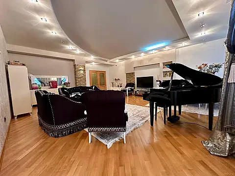 Satılır 4 otaqlı mənzil 240 m²