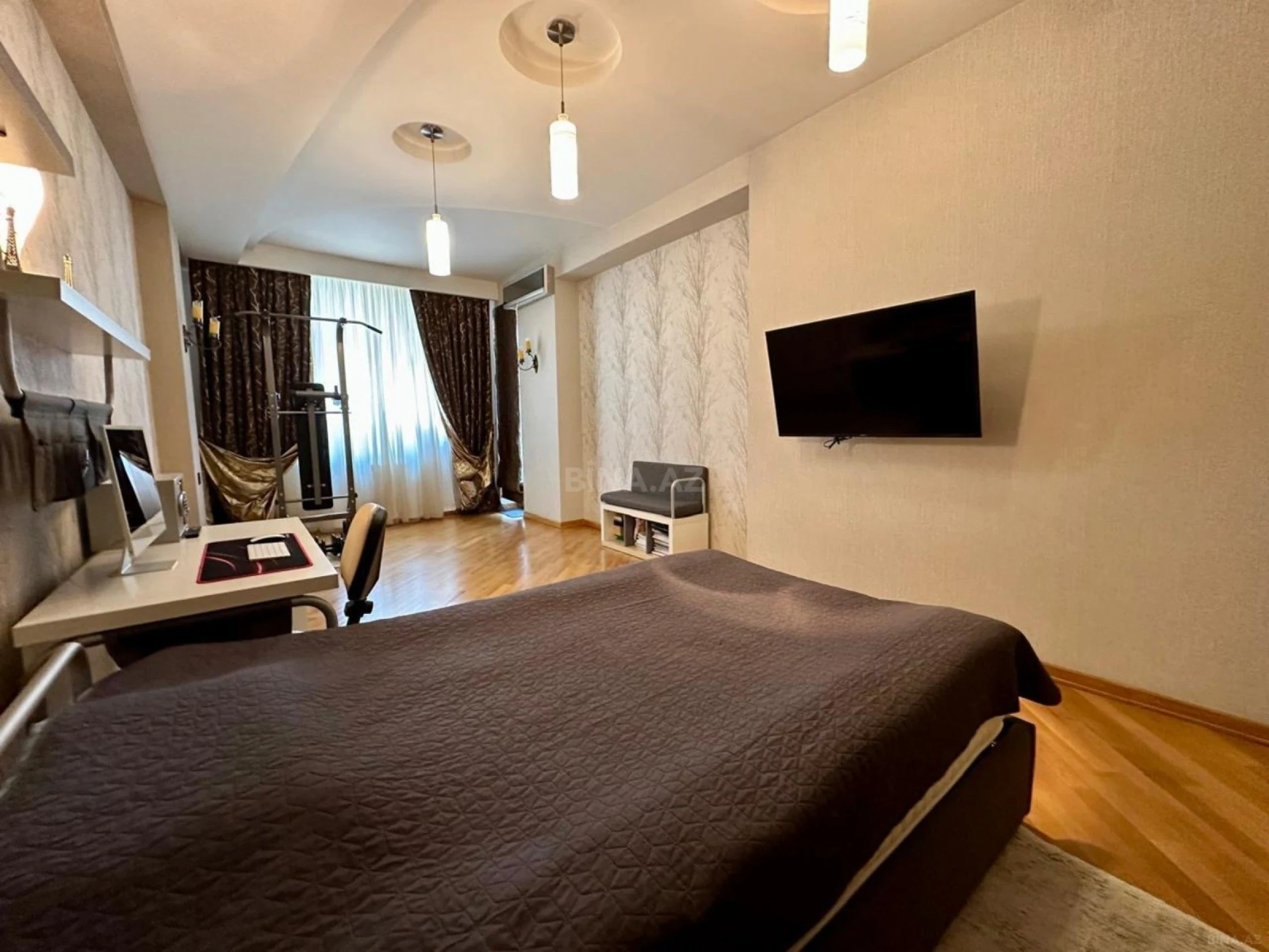 Satılır 4 otaqlı mənzil 240 m²