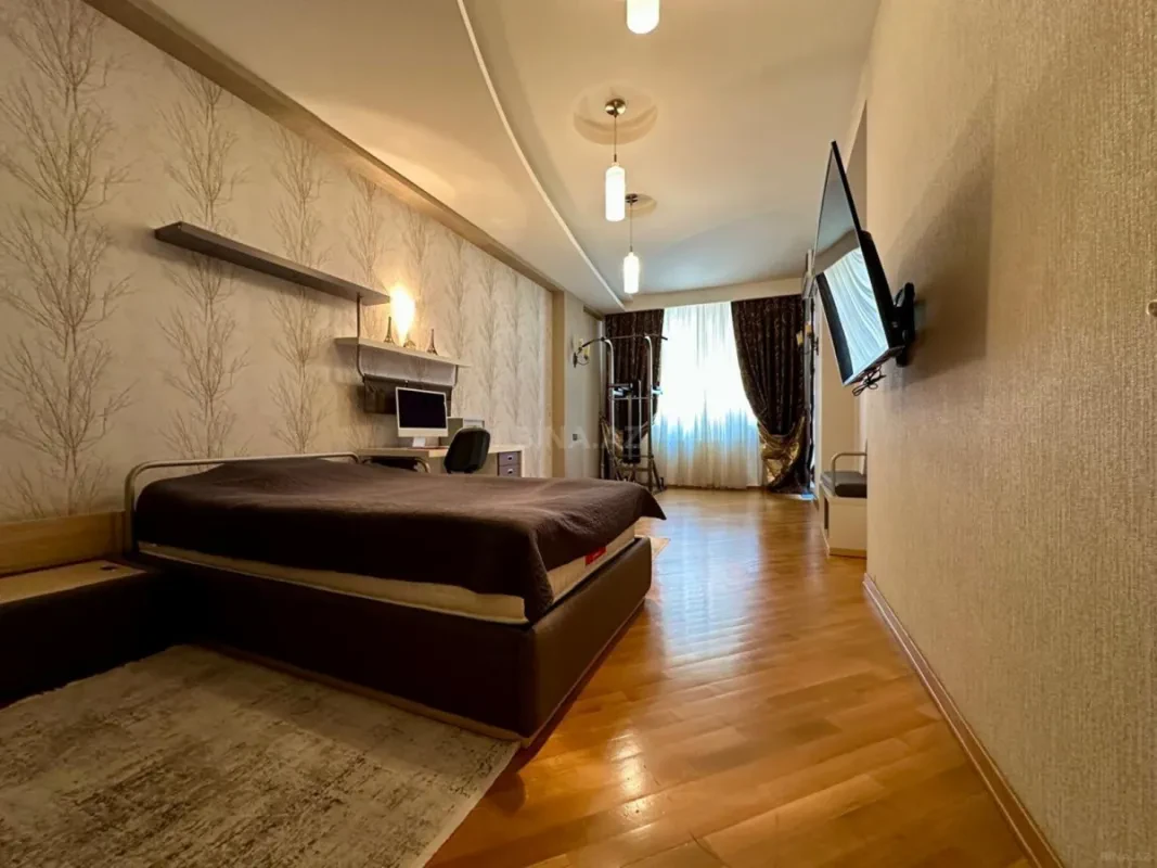 Satılır 4 otaqlı mənzil 240 m²