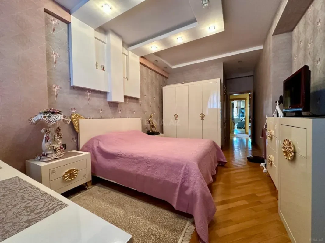 Satılır 4 otaqlı mənzil 240 m²