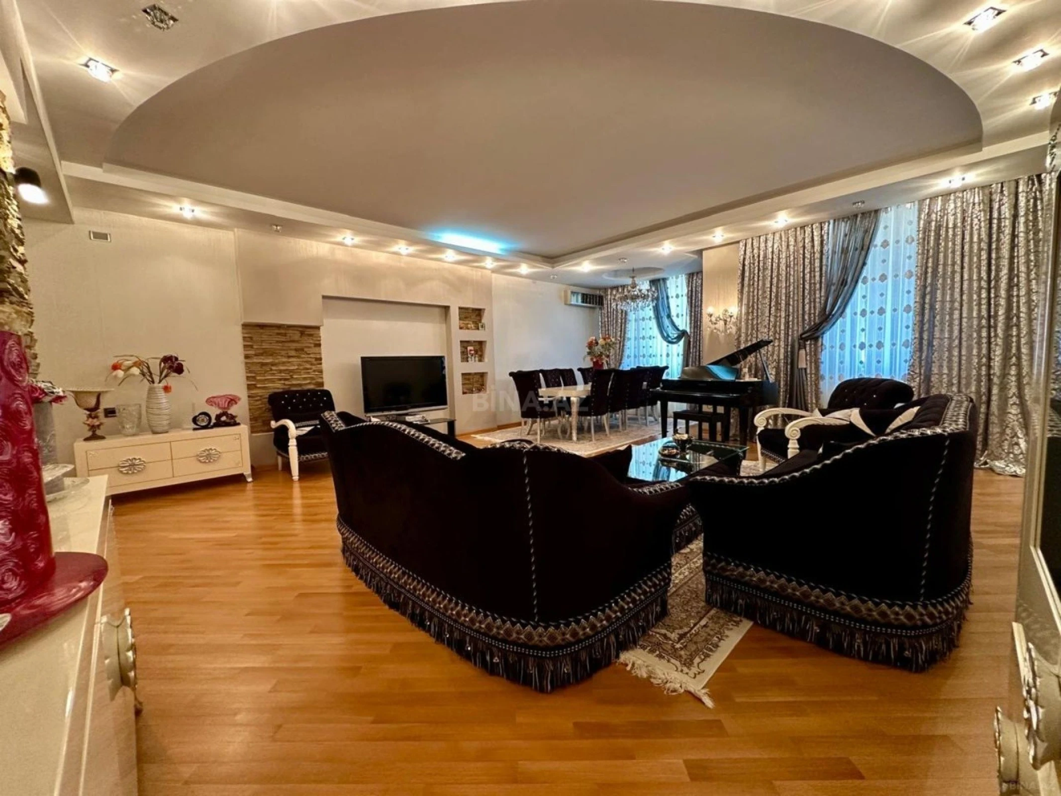 Satılır 4 otaqlı mənzil 240 m²