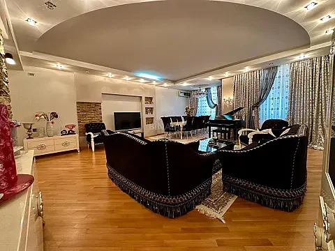 Satılır 4 otaqlı mənzil 240 m²