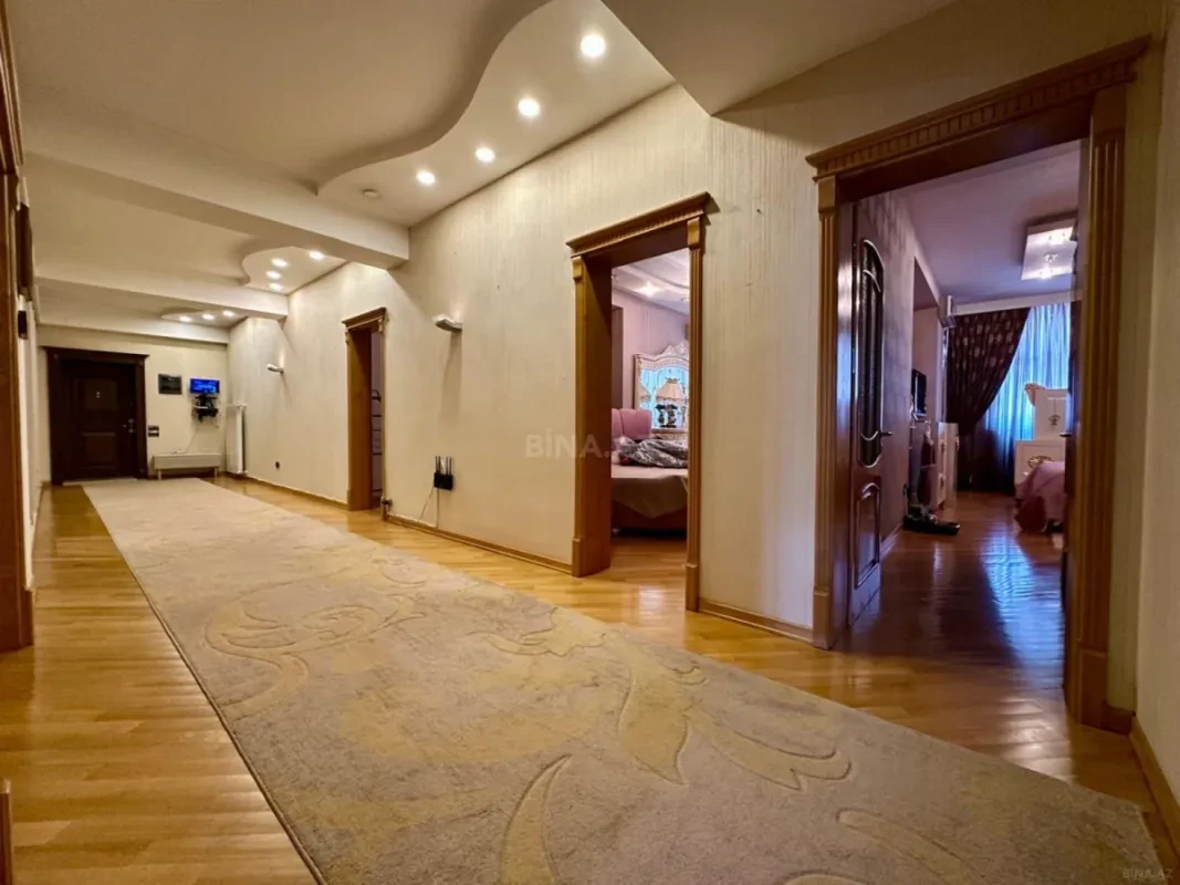 Satılır 4 otaqlı mənzil 240 m²