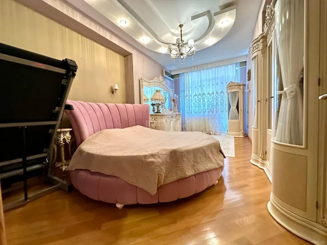 Satılır 4 otaqlı mənzil 240 m²