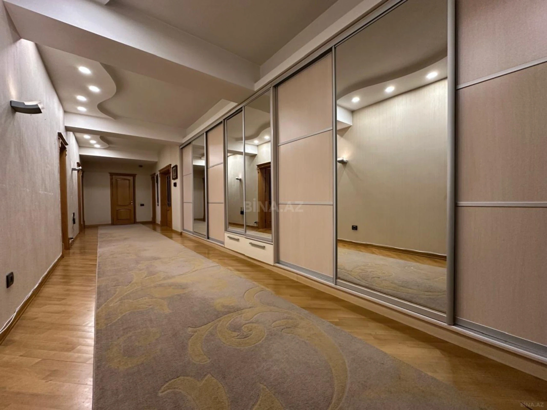 Satılır 4 otaqlı mənzil 240 m²