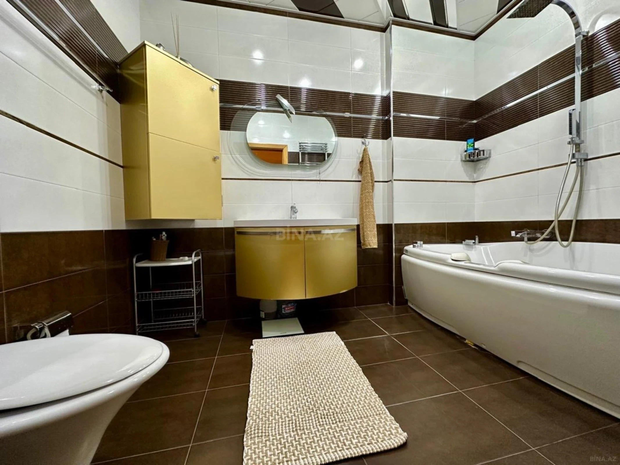 Satılır 4 otaqlı mənzil 240 m²
