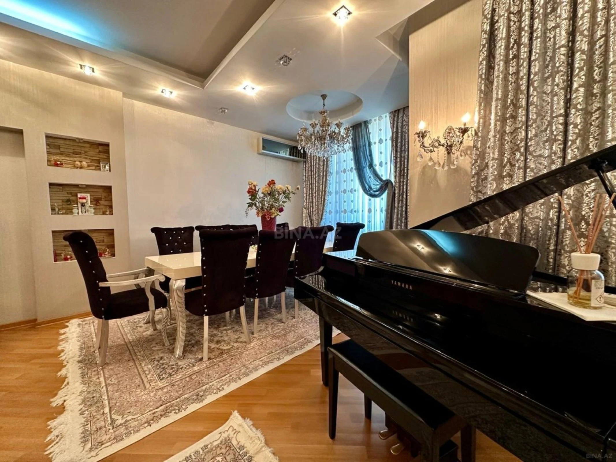 Satılır 4 otaqlı mənzil 240 m²