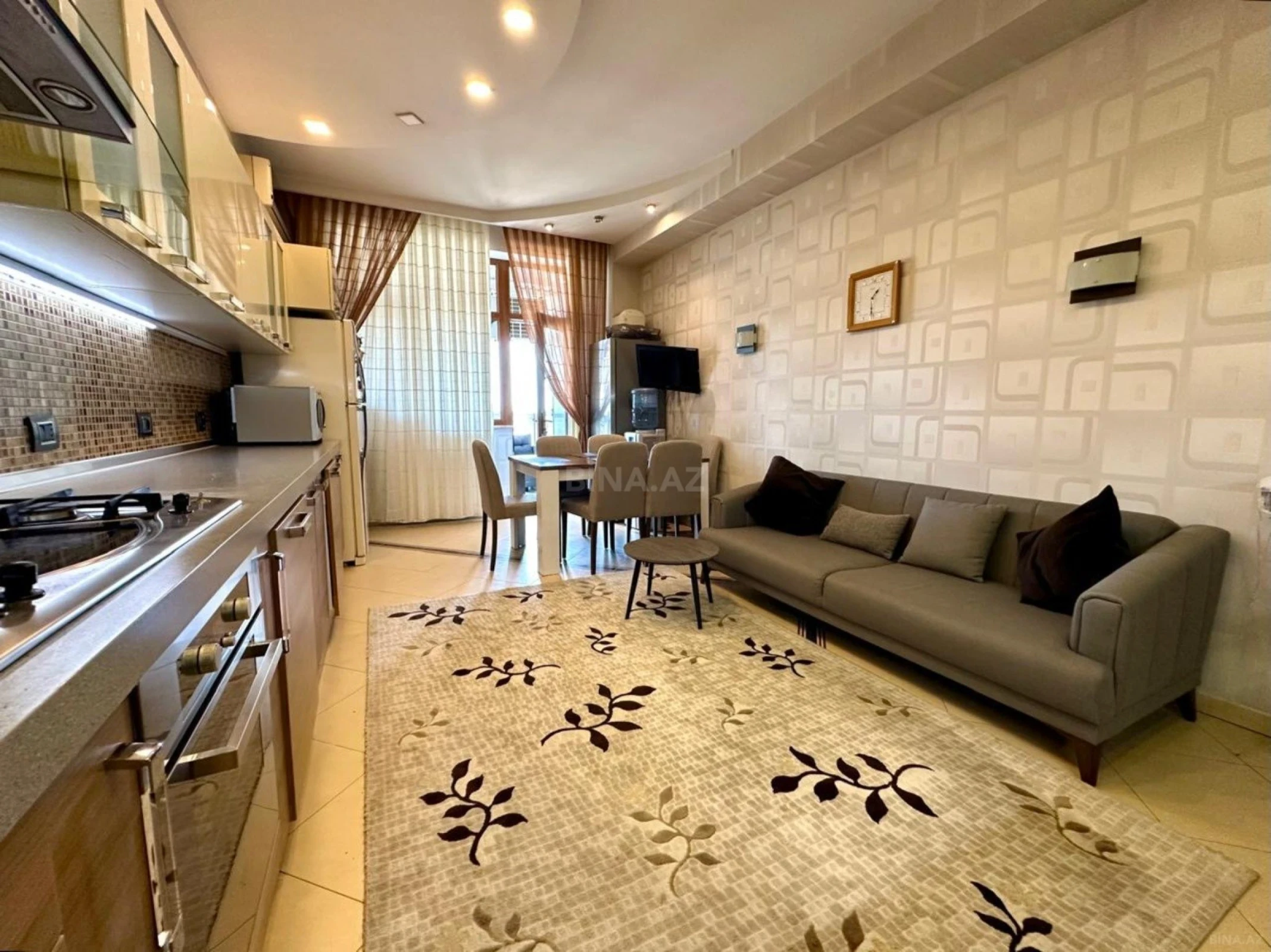 Satılır 4 otaqlı mənzil 240 m²