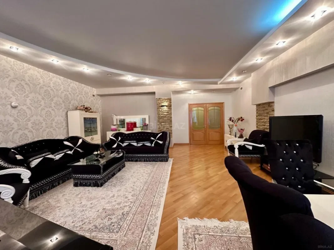 Satılır 4 otaqlı mənzil 240 m²