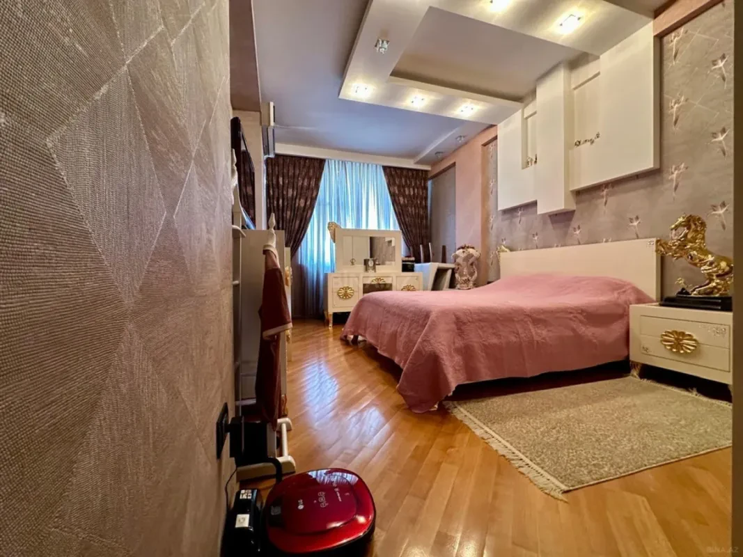 Satılır 4 otaqlı mənzil 240 m²