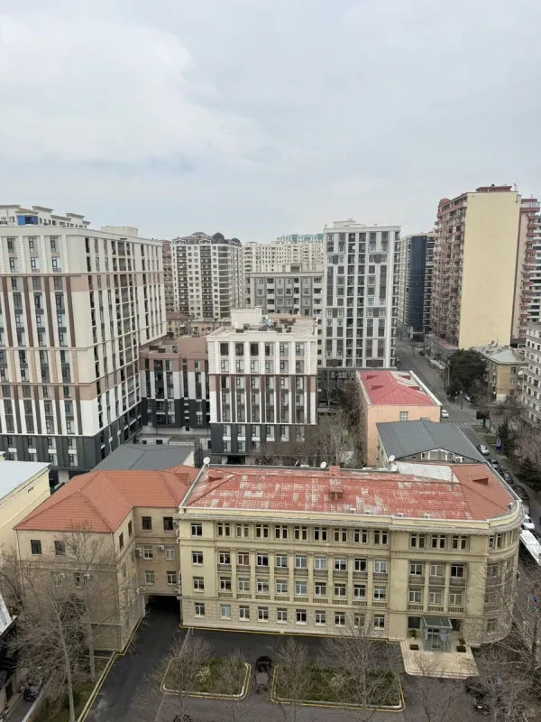 Satılır 4 otaqlı mənzil 185 m²