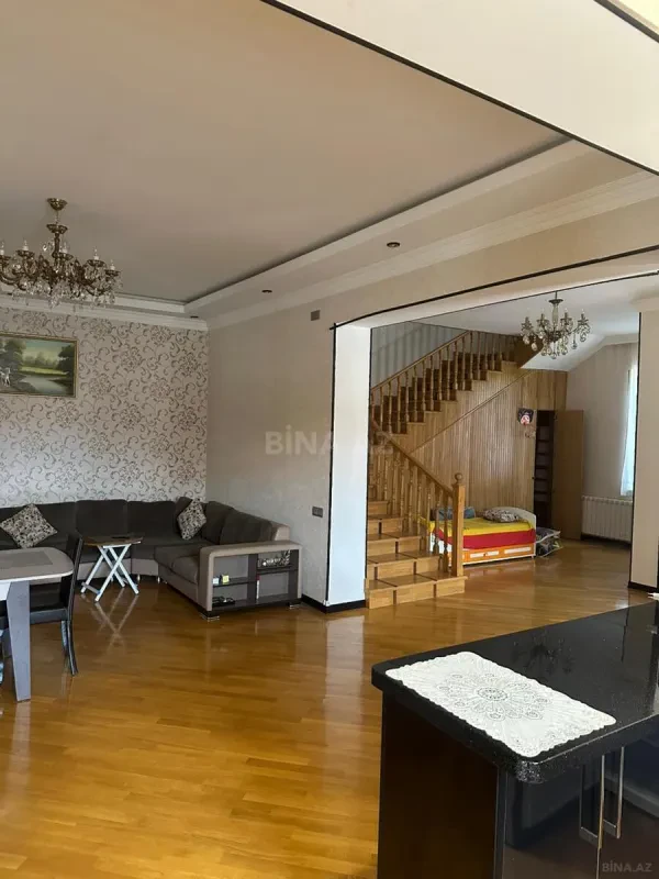 Satılır 5 otaqlı həyət evi 250 m²