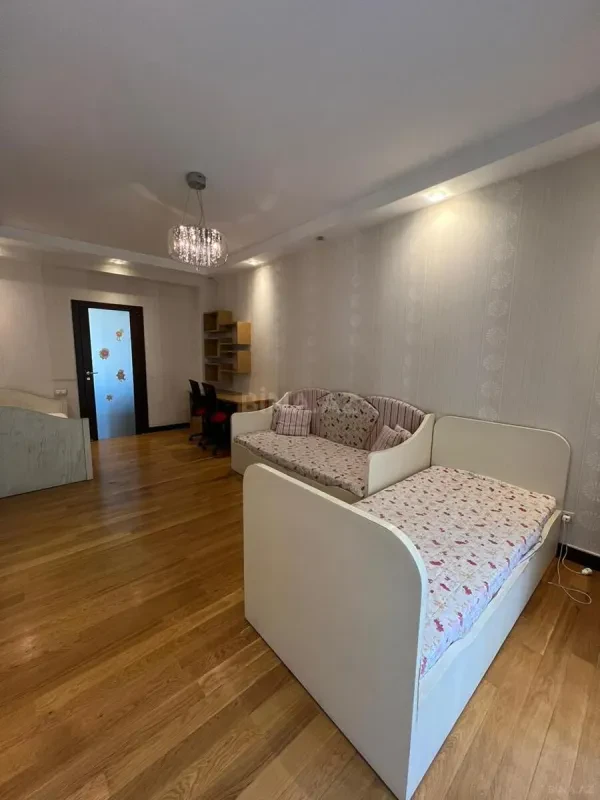 Kirayə verilir 3 otaqlı mənzil 180 m²