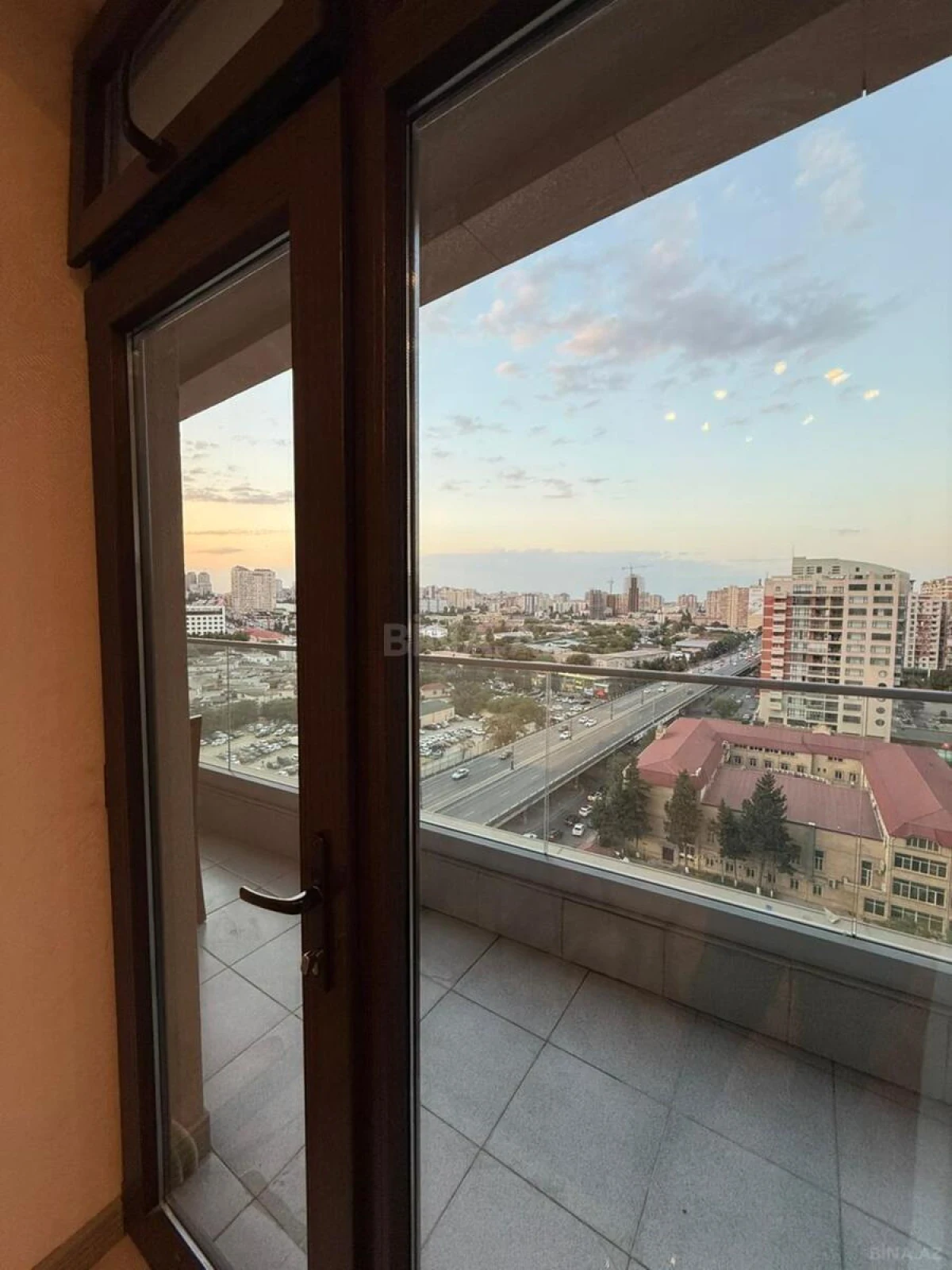 Satılır 3 otaqlı mənzil 105 m²