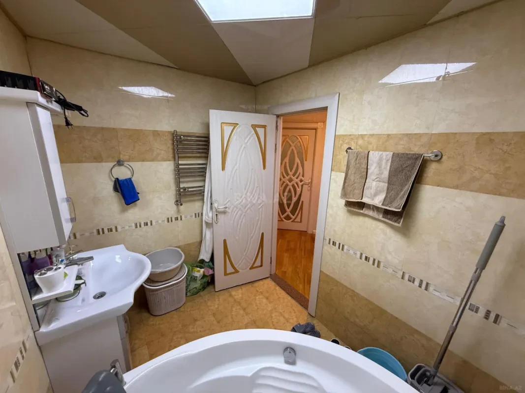 Satılır 4 otaqlı mənzil 134 m²