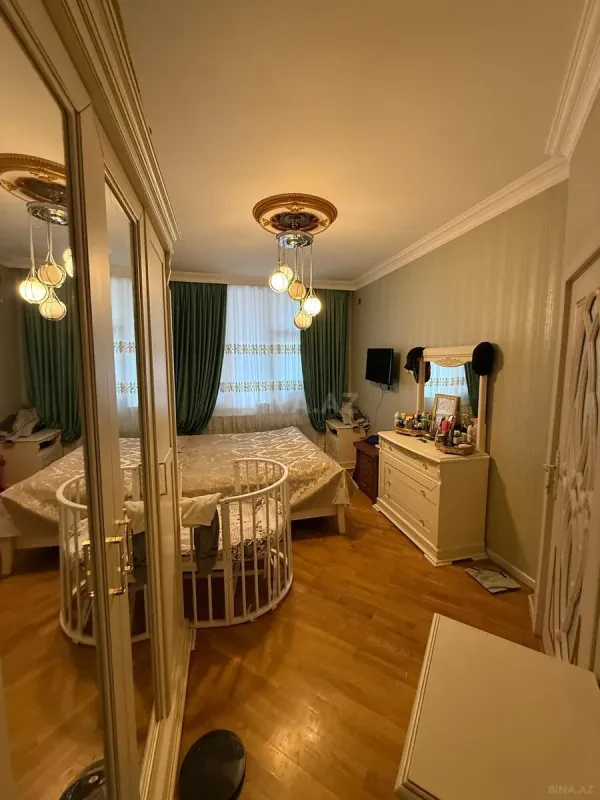Satılır 4 otaqlı mənzil 134 m²