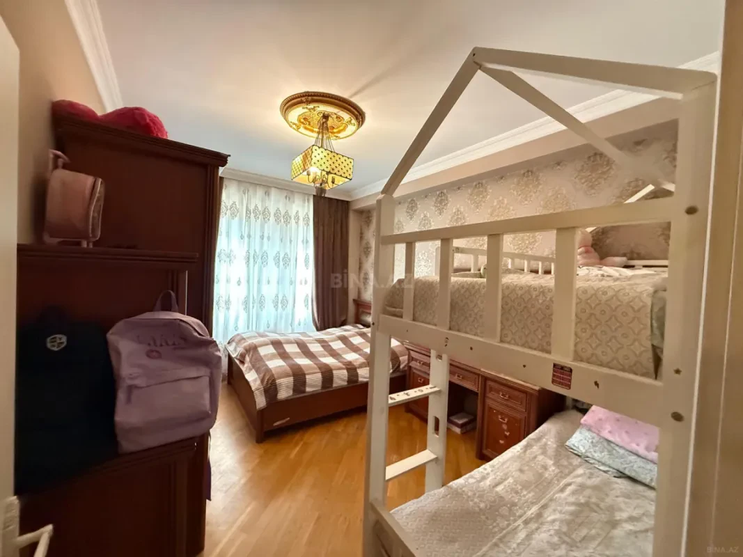 Satılır 4 otaqlı mənzil 134 m²