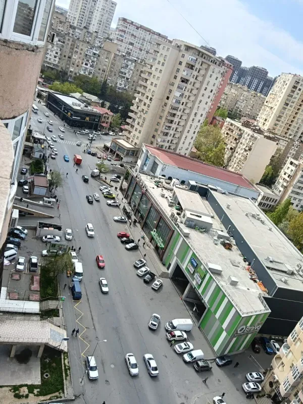 Satılır 4 otaqlı mənzil 134 m²