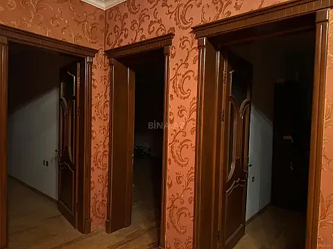 Satılır 5 otaqlı həyət evi 300 m²