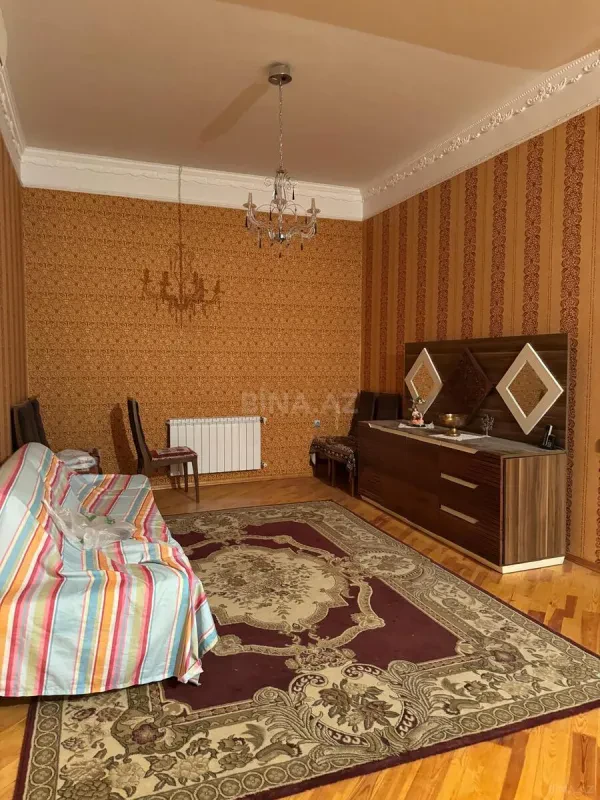 Satılır 5 otaqlı həyət evi 300 m²