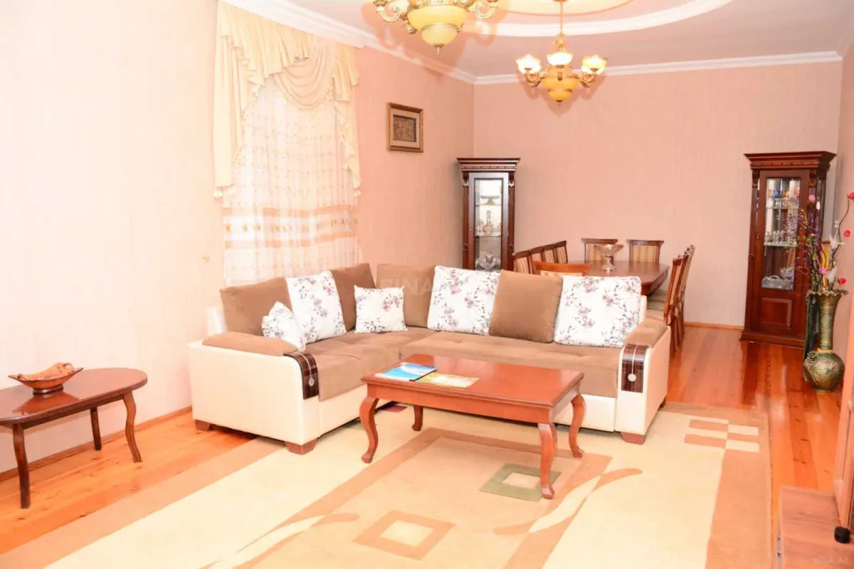 Satılır 6 otaqlı həyət evi 200 m²