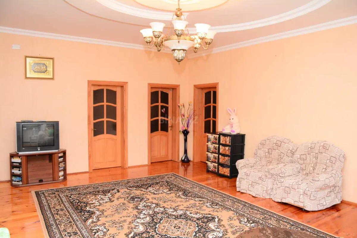 Satılır 6 otaqlı həyət evi 200 m²