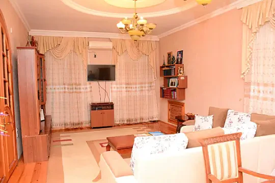 Satılır 6 otaqlı həyət evi 200 m²