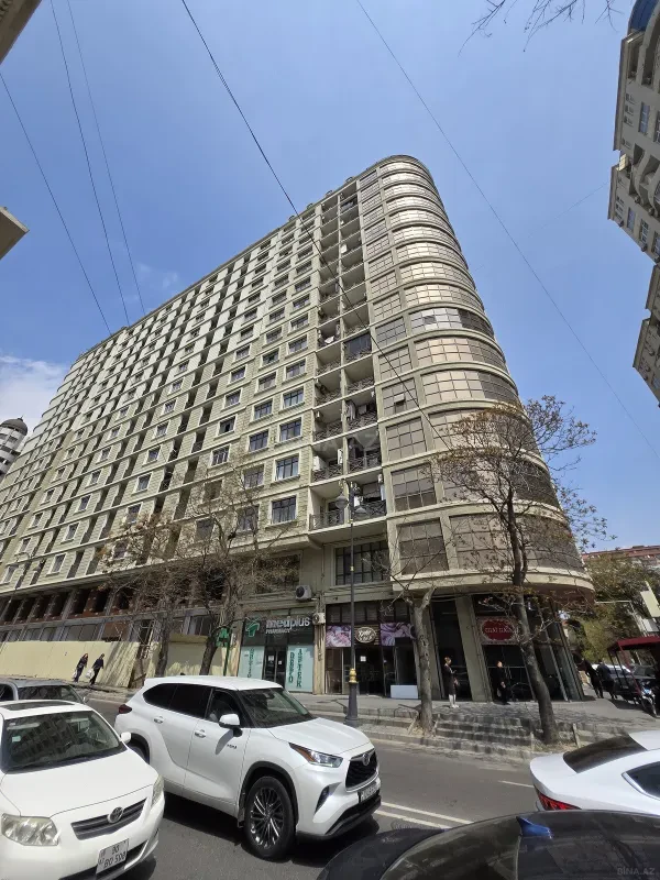 Satılır 3 otaqlı mənzil 158 m²