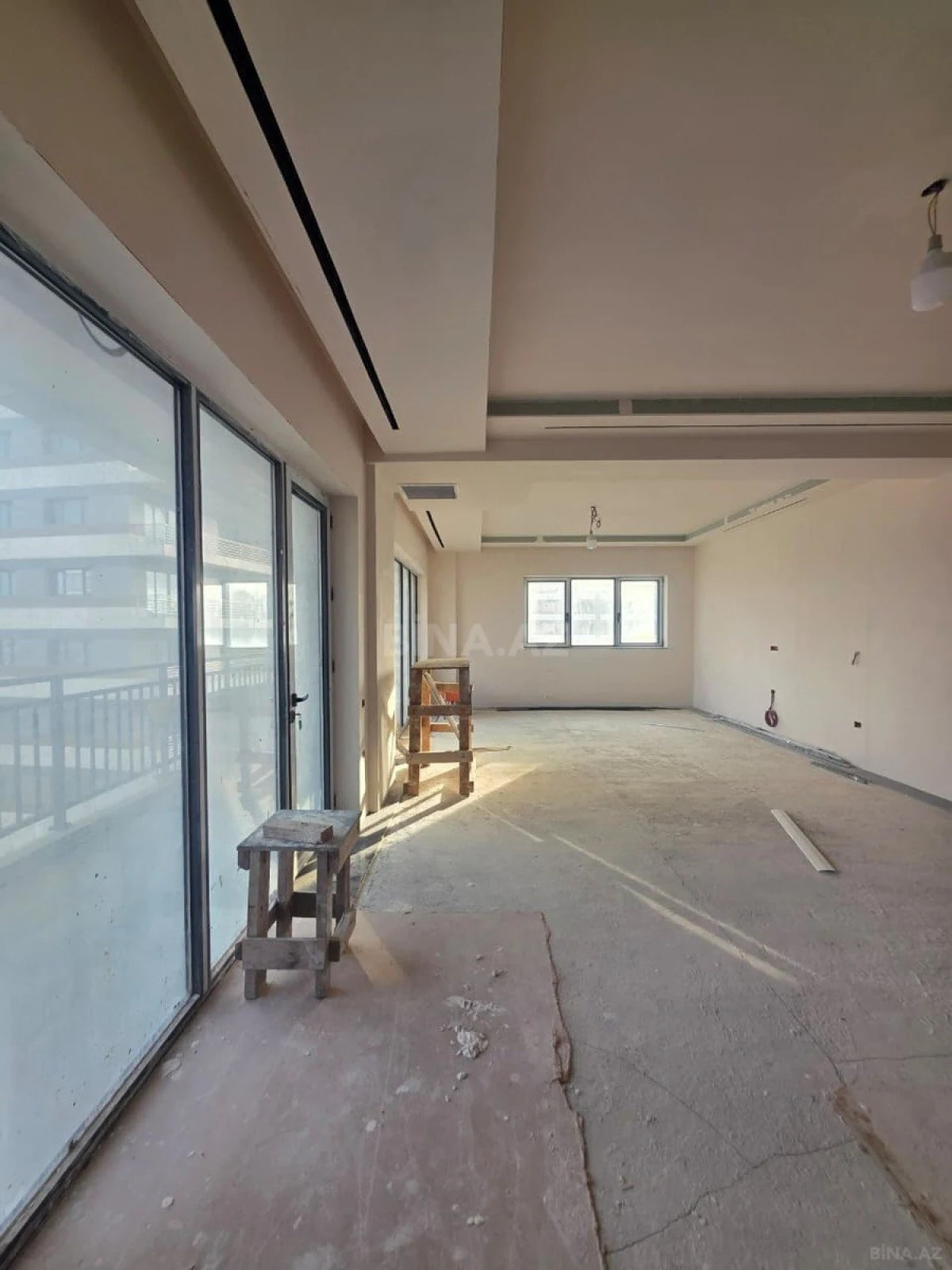 Satılır 4 otaqlı mənzil 194 m²