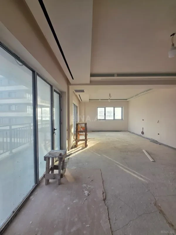 Satılır 4 otaqlı mənzil 194 m²