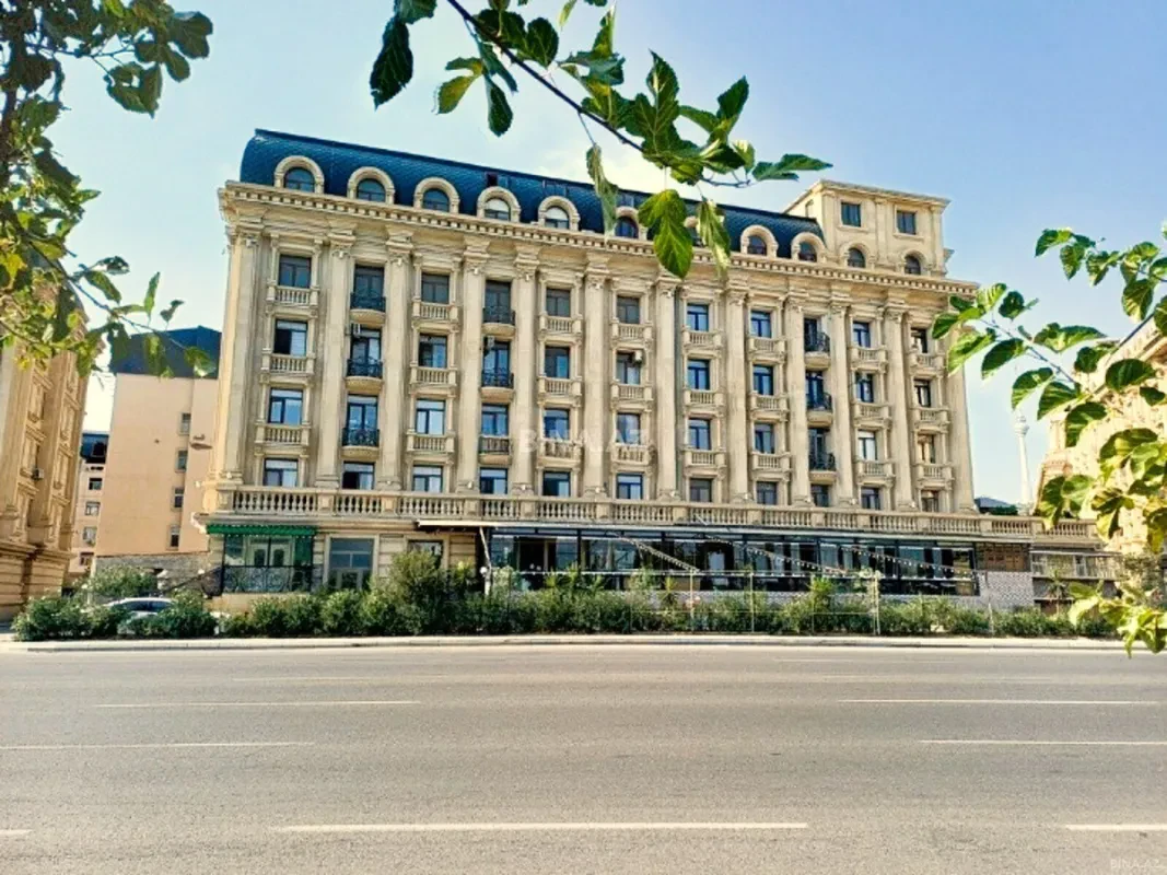 Satılır 4 otaqlı mənzil 130 m²