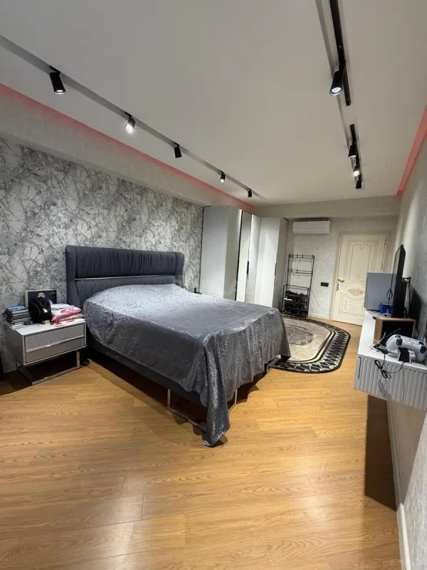 Satılır 4 otaqlı mənzil 140 m²