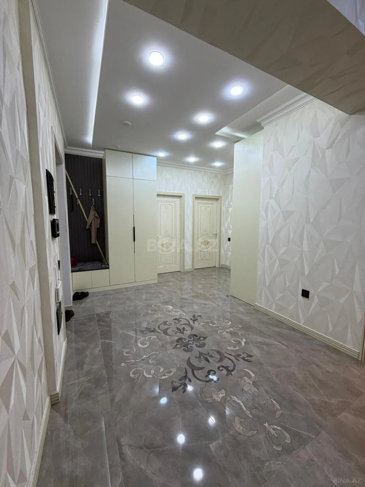 Satılır 4 otaqlı mənzil 140 m²