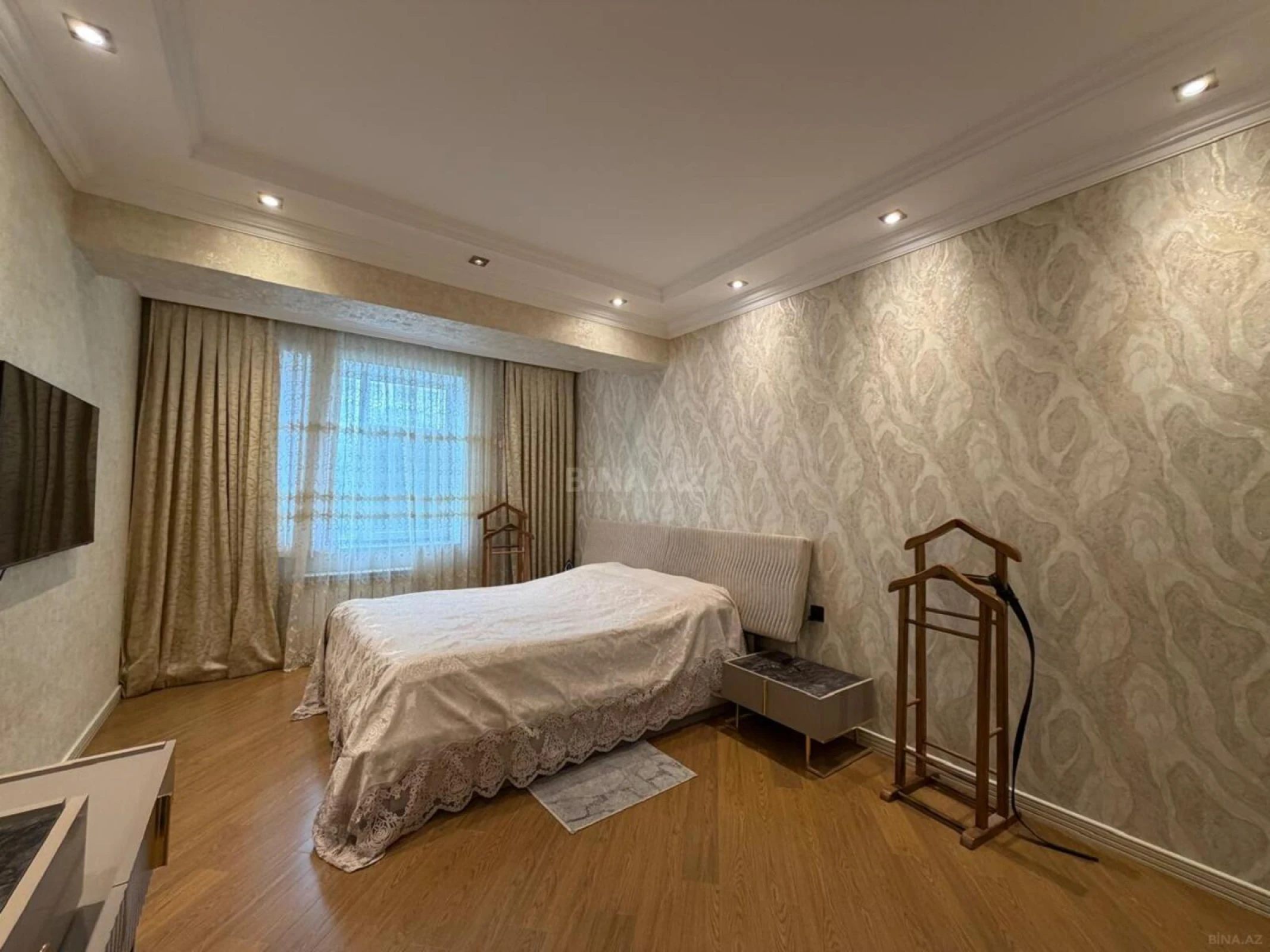 Satılır 4 otaqlı mənzil 140 m²