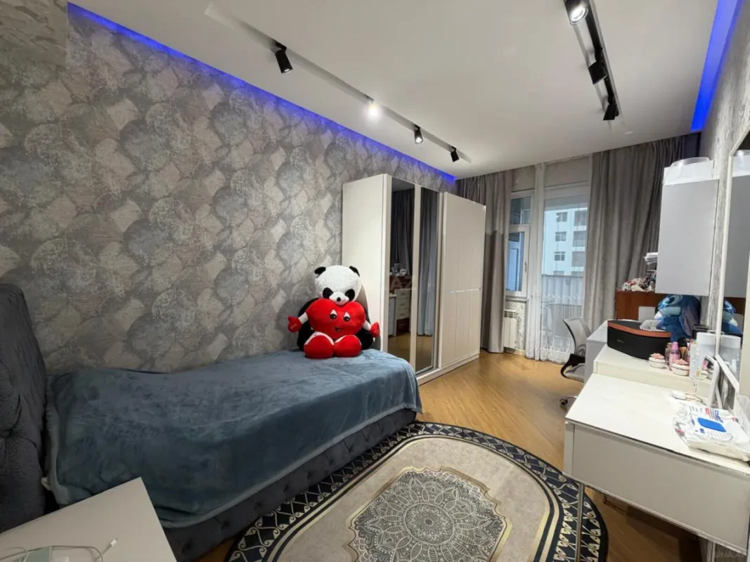 Satılır 4 otaqlı mənzil 140 m²