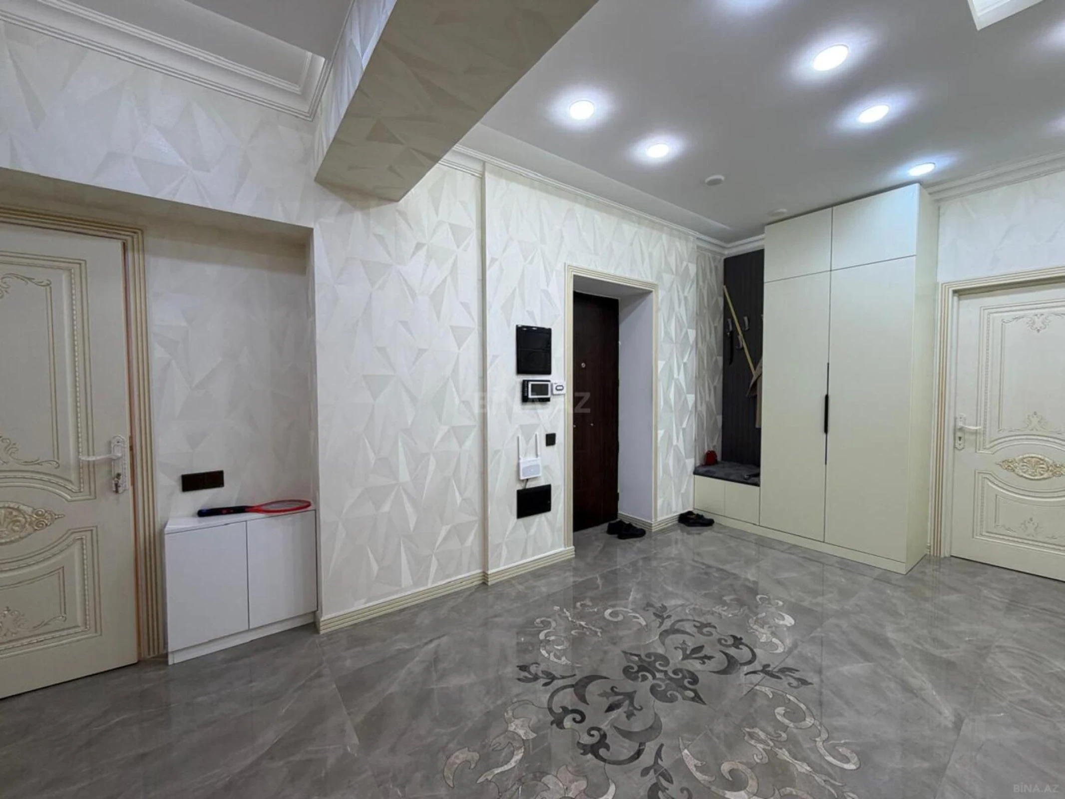 Satılır 4 otaqlı mənzil 140 m²