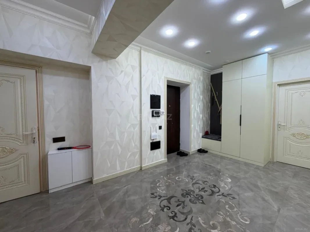 Satılır 4 otaqlı mənzil 140 m²