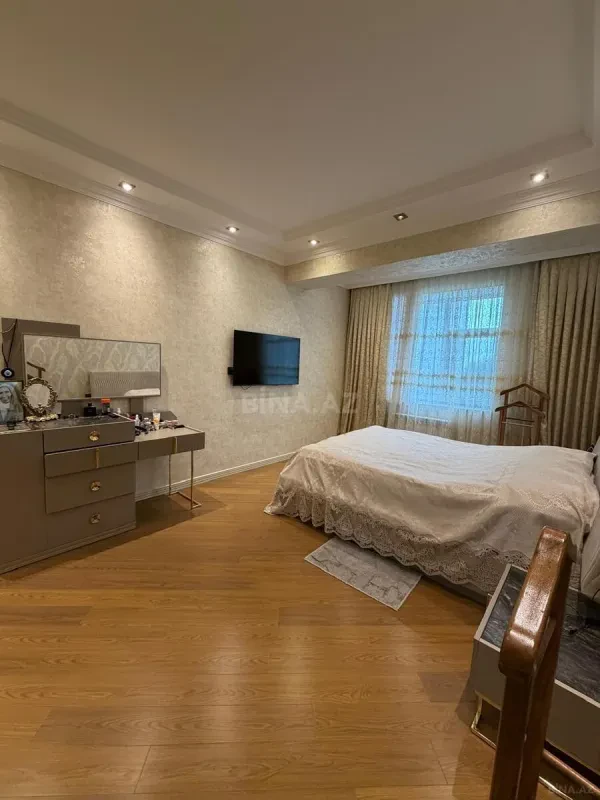 Satılır 4 otaqlı mənzil 140 m²