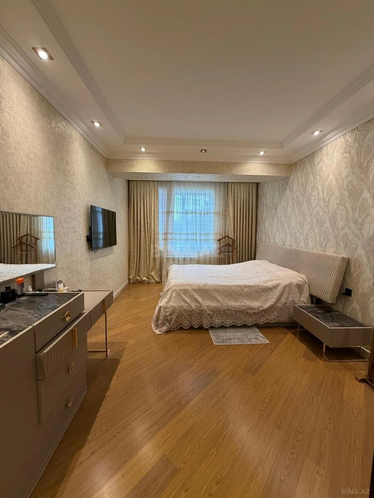 Satılır 4 otaqlı mənzil 140 m²