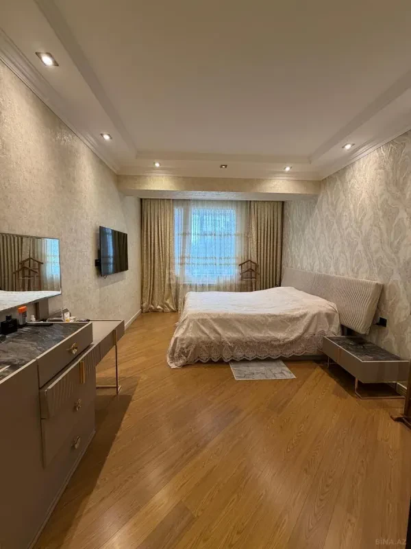 Satılır 4 otaqlı mənzil 140 m²