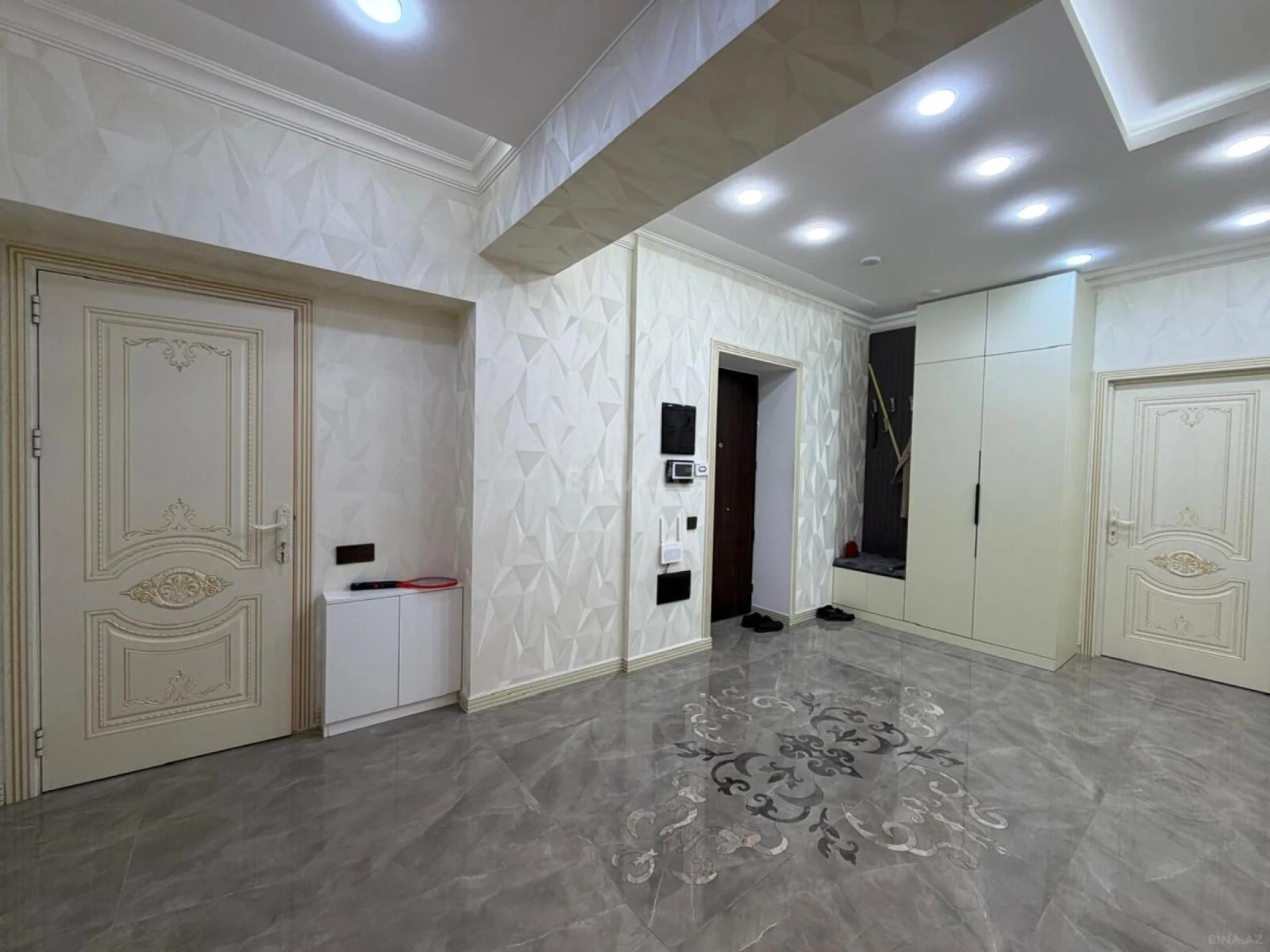 Satılır 4 otaqlı mənzil 140 m²