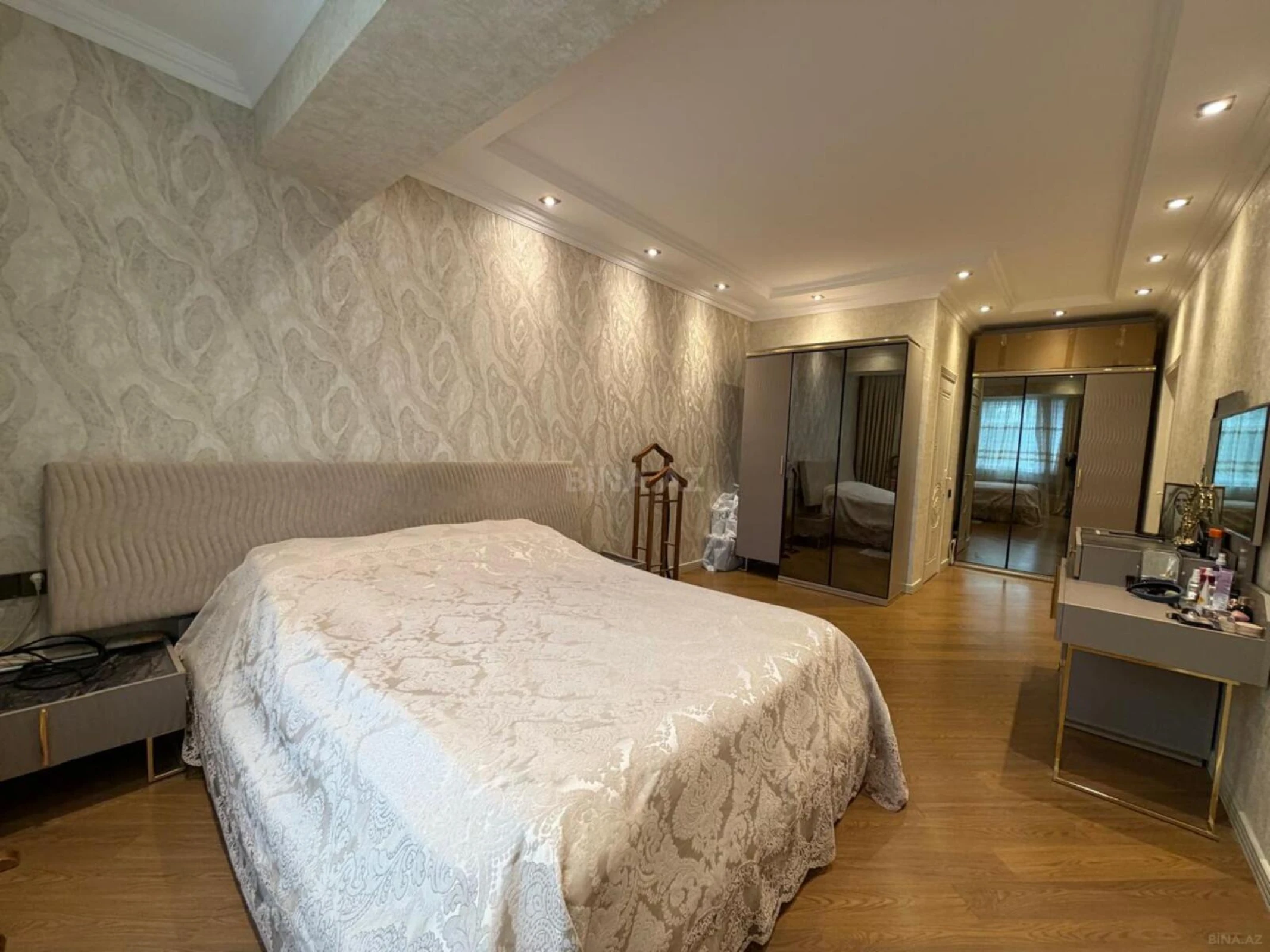 Satılır 4 otaqlı mənzil 140 m²