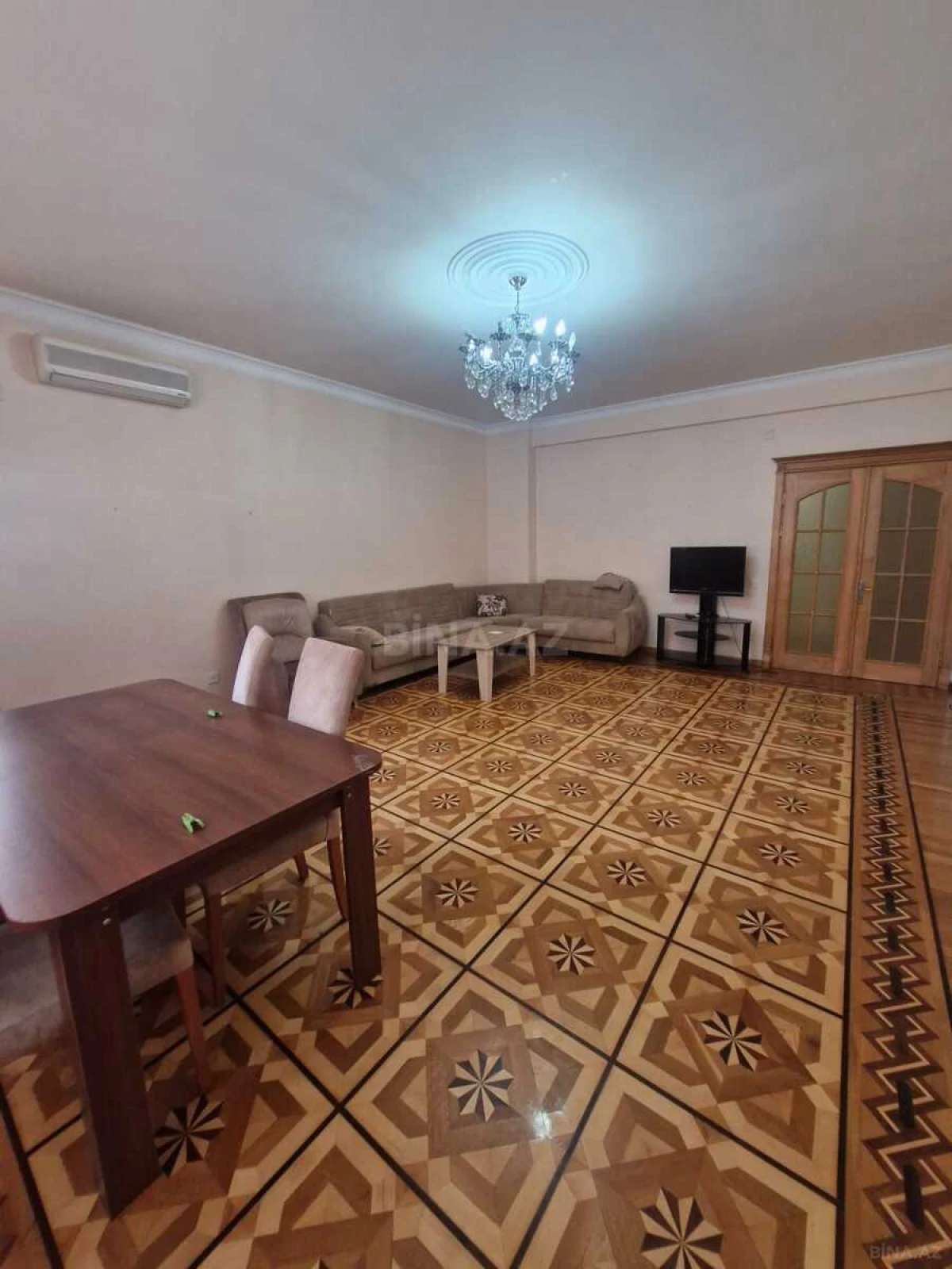 Kirayə verilir 4 otaqlı mənzil 180 m²