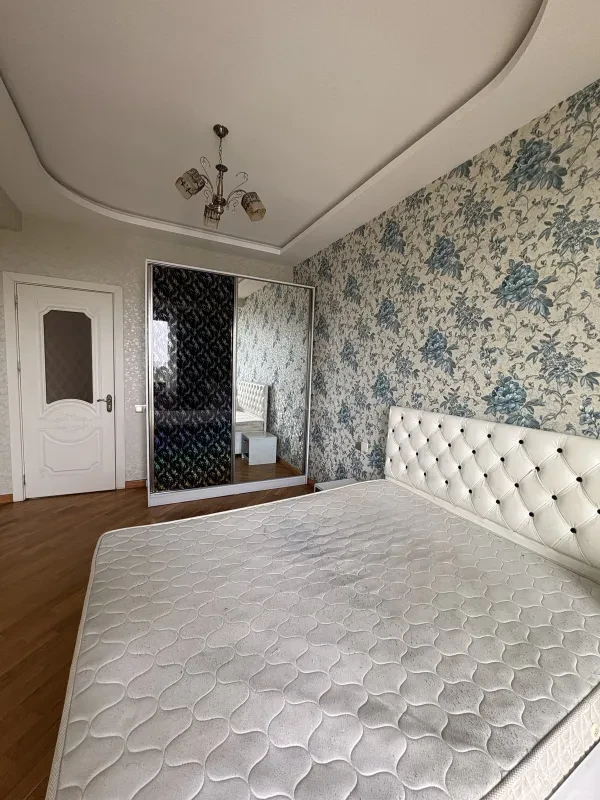 Kirayə verilir 2 otaqlı mənzil 105 m²